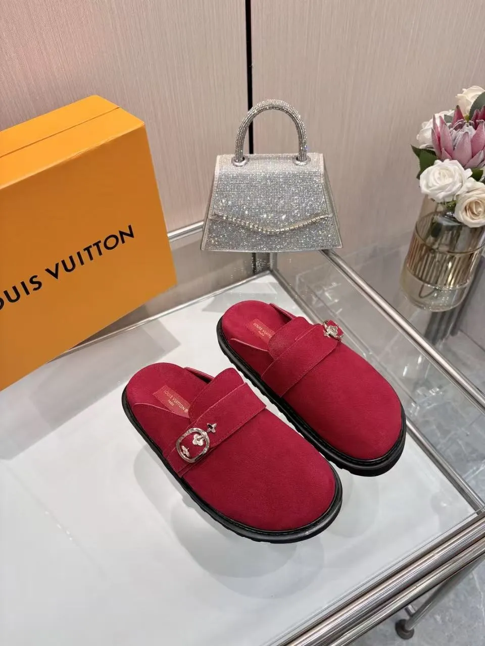 👟👟Ex-factory price 440👟👟 lv's new Baotou half-drag winterbreak comfert flat slippers lv letter and monogram floral embellished leather pattern, with sheepskin lining, suitable for indoor and outdoor wear. The water table is made of high-density foam material, which is light and comfortable. The sole has a certain thickness and the heightening effect is also good! Boutique size:35-46
